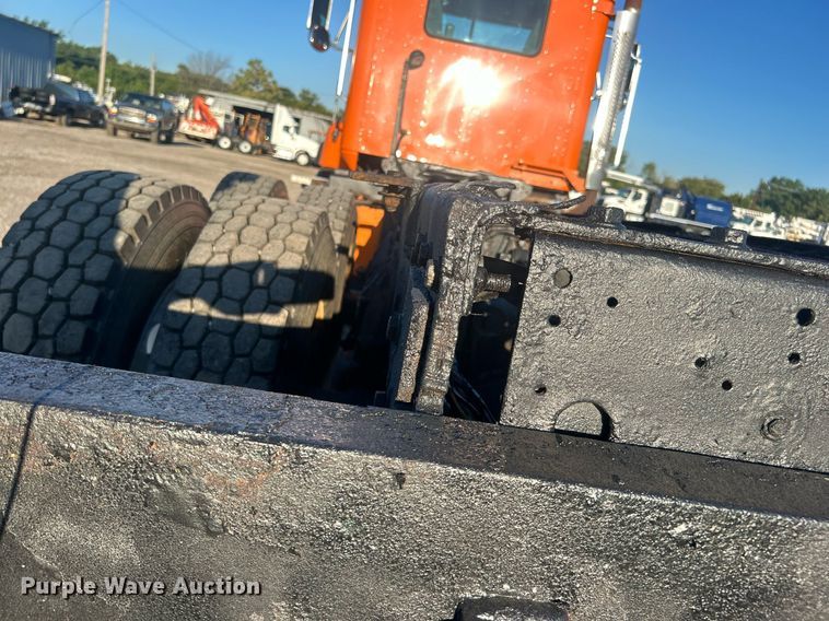 image for item EG1016 1996 International  Paystar 5000 truck cab and chassis