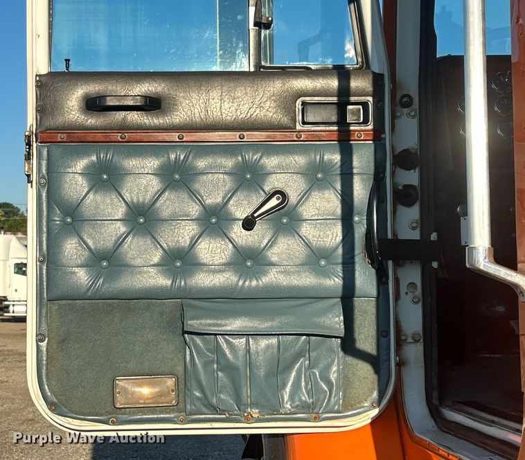 image for item EG1016 1996 International  Paystar 5000 truck cab and chassis