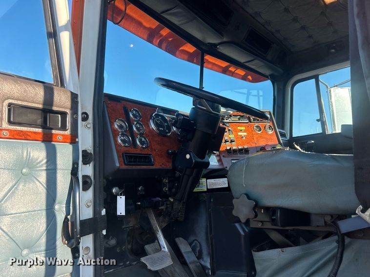 image for item EG1016 1996 International  Paystar 5000 truck cab and chassis