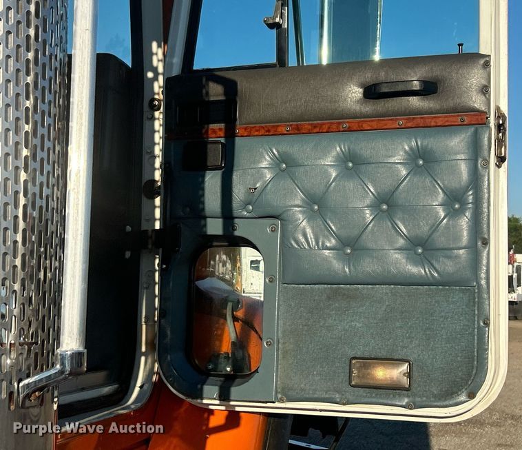 image for item EG1016 1996 International  Paystar 5000 truck cab and chassis