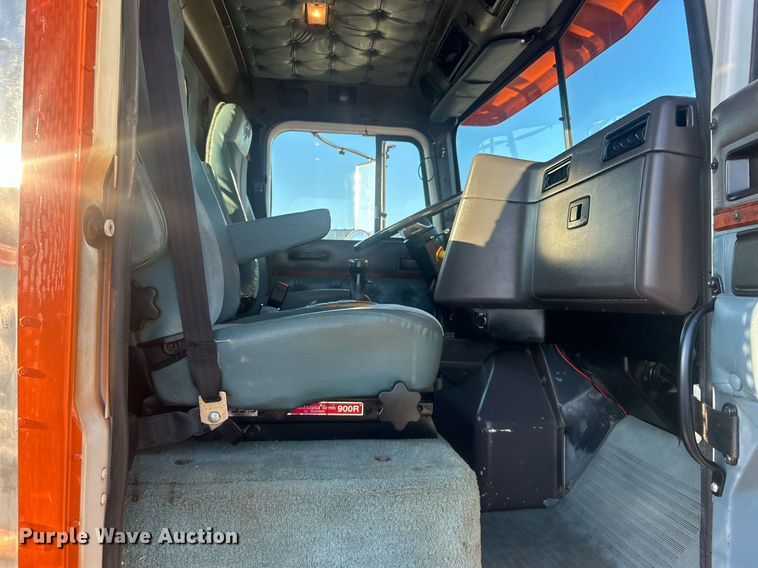image for item EG1016 1996 International  Paystar 5000 truck cab and chassis