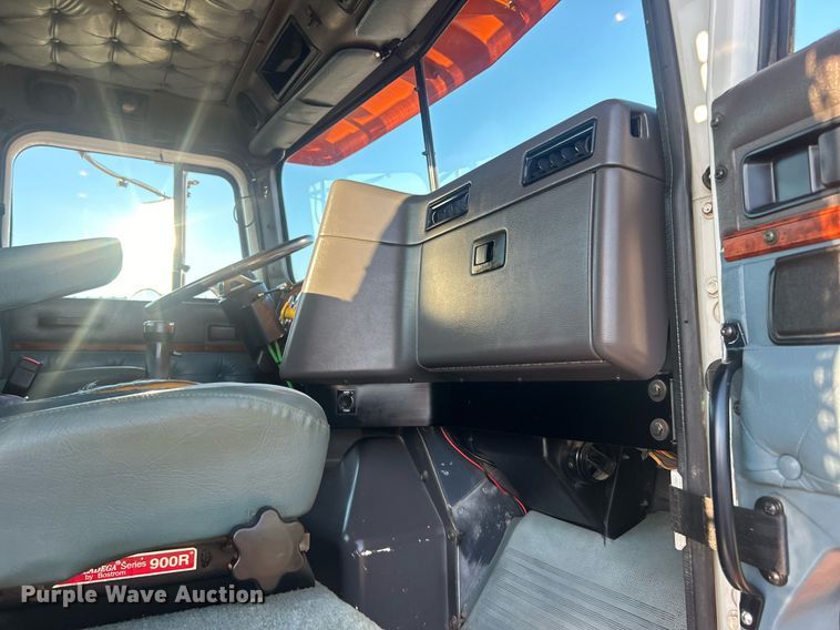 image for item EG1016 1996 International  Paystar 5000 truck cab and chassis