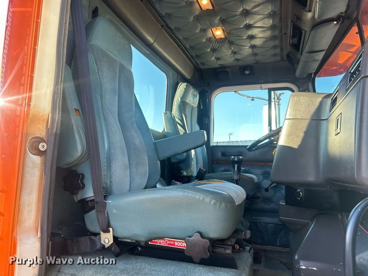 image for item EG1016 1996 International  Paystar 5000 truck cab and chassis