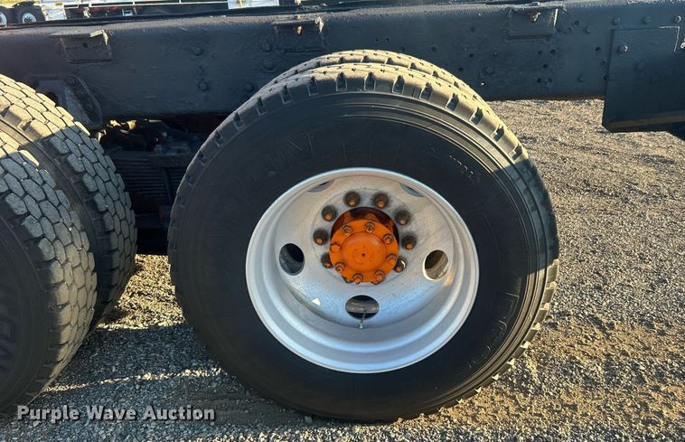 image for item EG1016 1996 International  Paystar 5000 truck cab and chassis