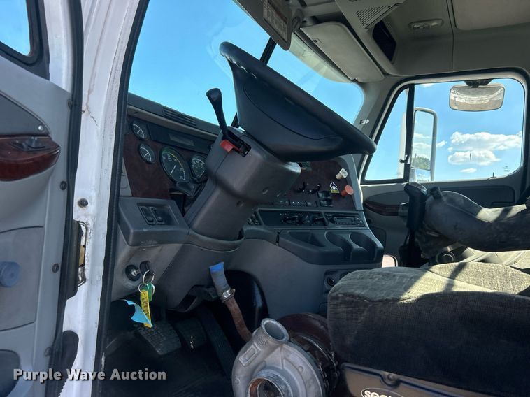 image for item EG1028 2009 Freightliner  Century Class semi truck