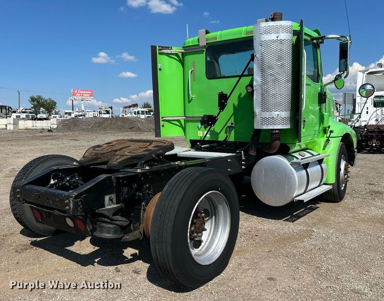 image for item EG1029 2008 International  9200i semi truck