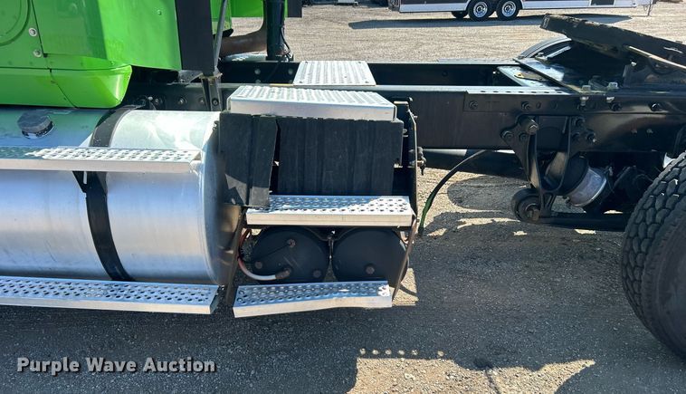 image for item EG1029 2008 International  9200i semi truck