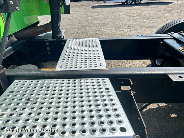 image for item EG1029 2008 International  9200i semi truck