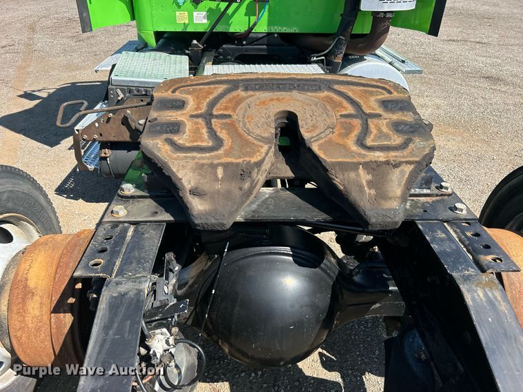 image for item EG1029 2008 International  9200i semi truck