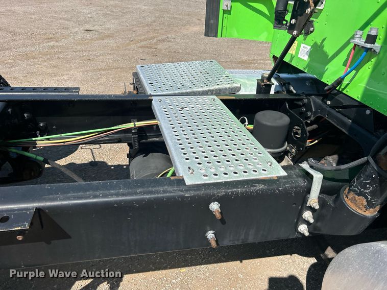 image for item EG1029 2008 International  9200i semi truck