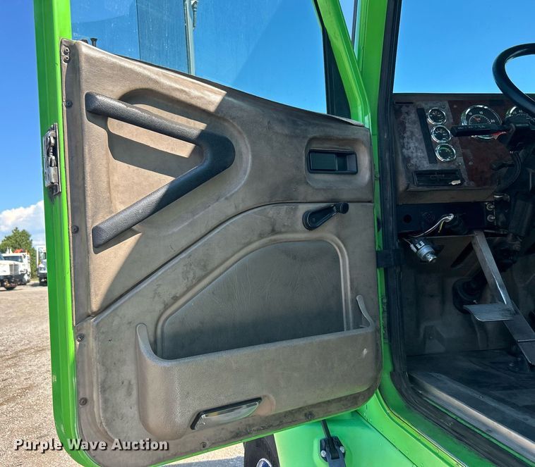 image for item EG1029 2008 International  9200i semi truck