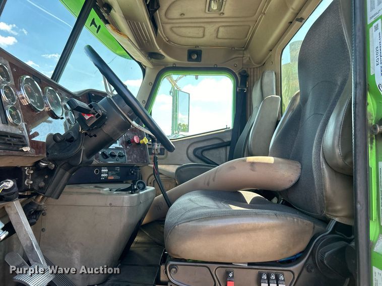 image for item EG1029 2008 International  9200i semi truck