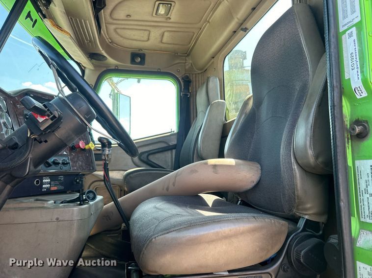 image for item EG1029 2008 International  9200i semi truck