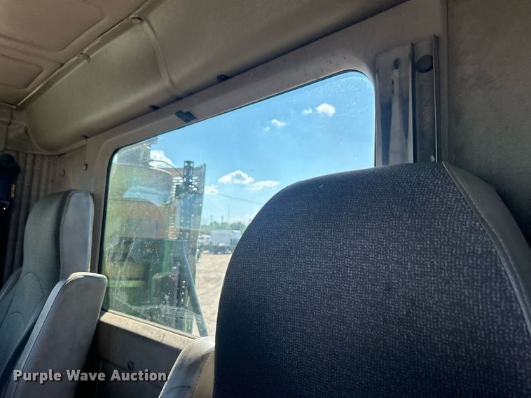 image for item EG1029 2008 International  9200i semi truck