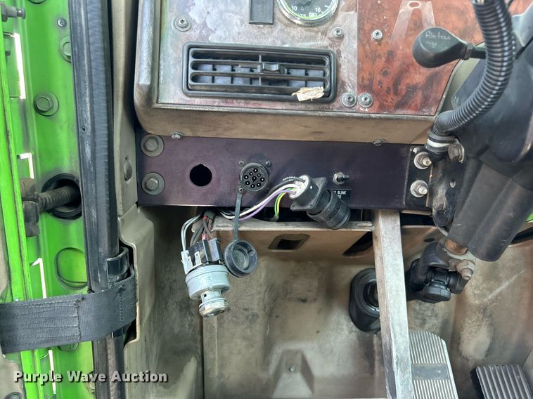 image for item EG1029 2008 International  9200i semi truck