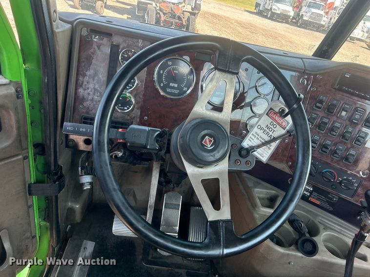 image for item EG1029 2008 International  9200i semi truck