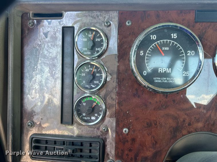 image for item EG1029 2008 International  9200i semi truck