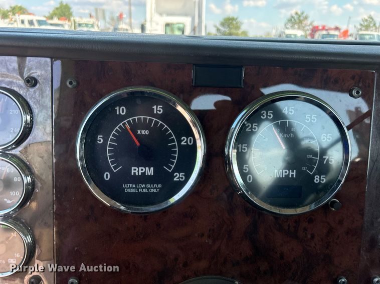 image for item EG1029 2008 International  9200i semi truck