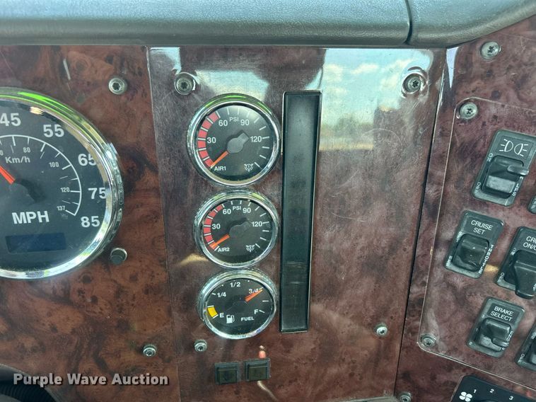 image for item EG1029 2008 International  9200i semi truck