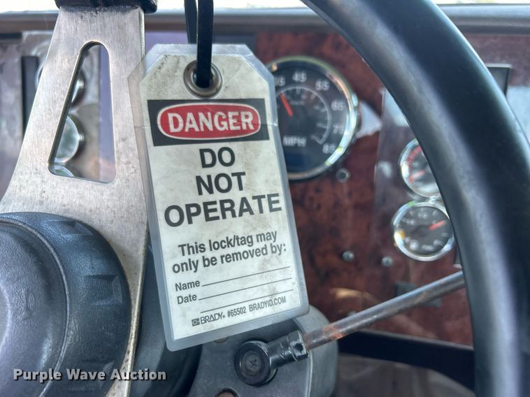 image for item EG1029 2008 International  9200i semi truck