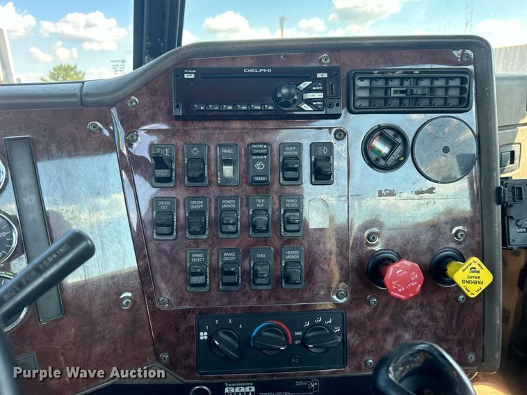 image for item EG1029 2008 International  9200i semi truck