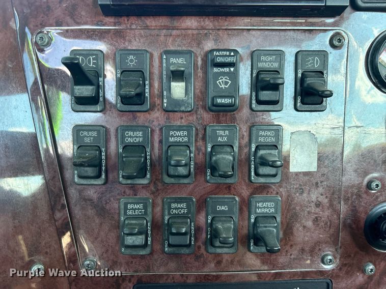 image for item EG1029 2008 International  9200i semi truck