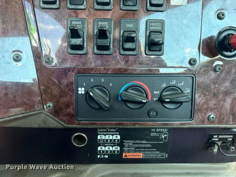 image for item EG1029 2008 International  9200i semi truck