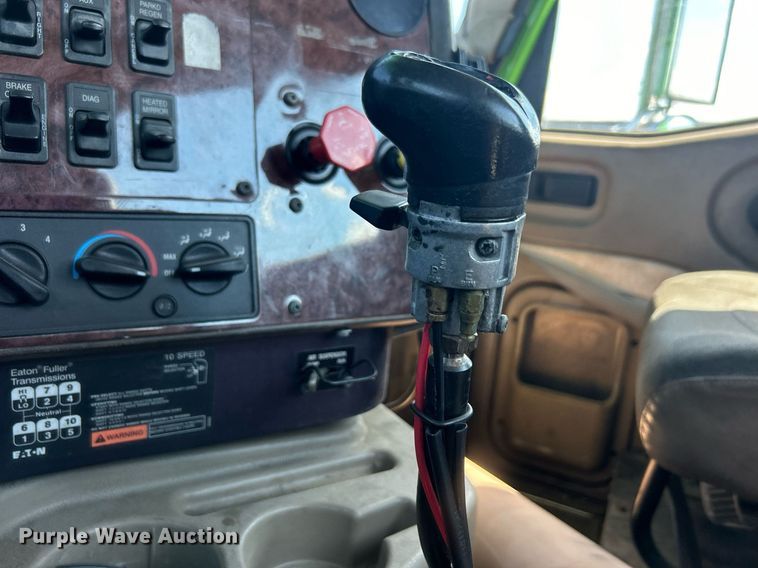 image for item EG1029 2008 International  9200i semi truck