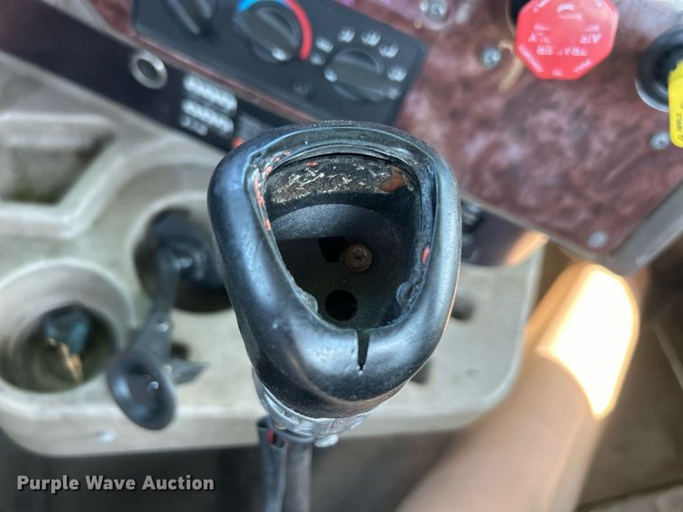 image for item EG1029 2008 International  9200i semi truck