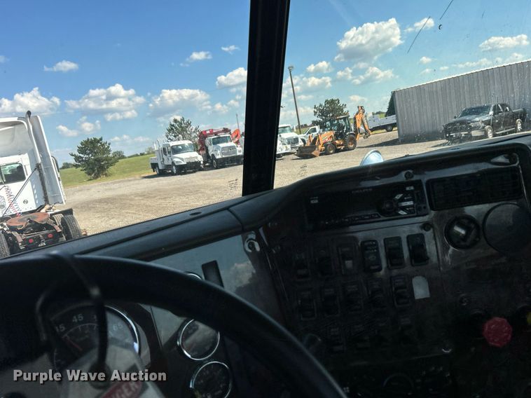 image for item EG1029 2008 International  9200i semi truck