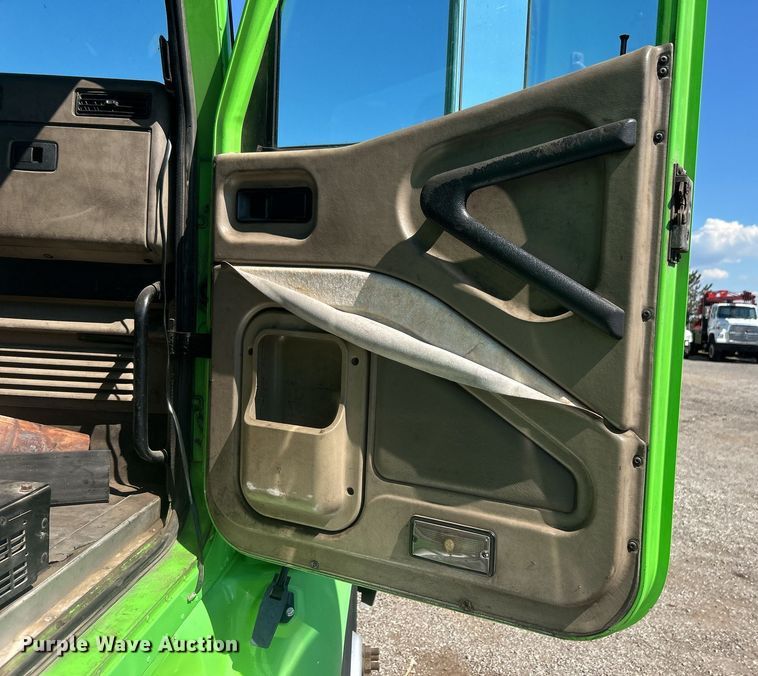 image for item EG1029 2008 International  9200i semi truck