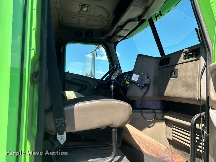 image for item EG1029 2008 International  9200i semi truck