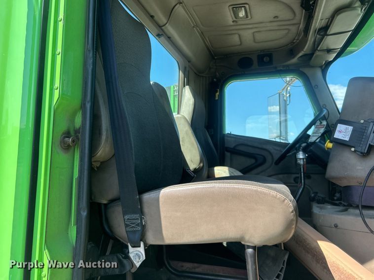 image for item EG1029 2008 International  9200i semi truck