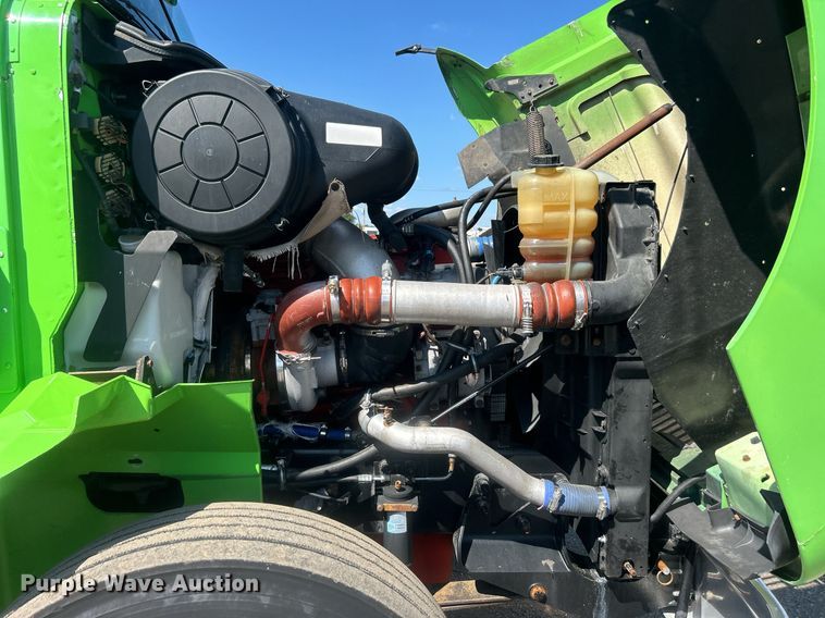 image for item EG1029 2008 International  9200i semi truck