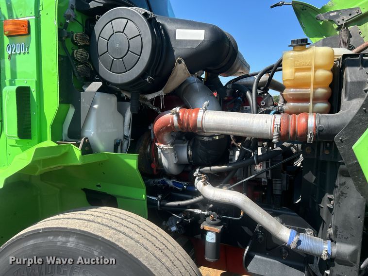 image for item EG1029 2008 International  9200i semi truck