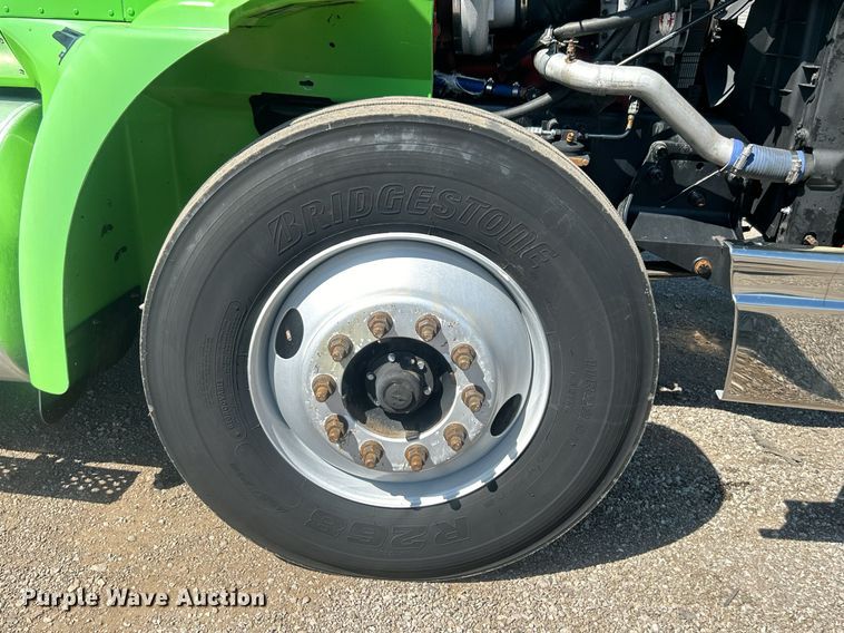 image for item EG1029 2008 International  9200i semi truck