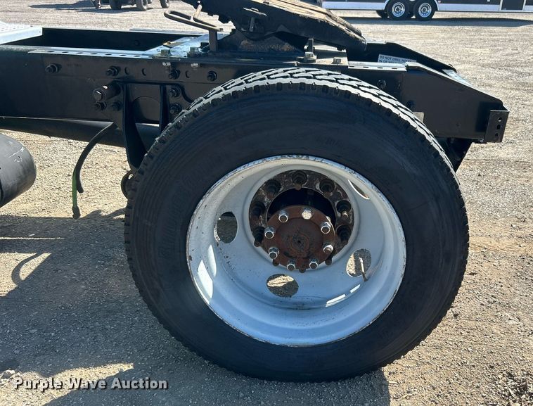 image for item EG1029 2008 International  9200i semi truck