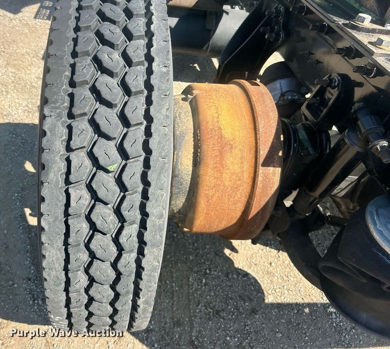 image for item EG1029 2008 International  9200i semi truck