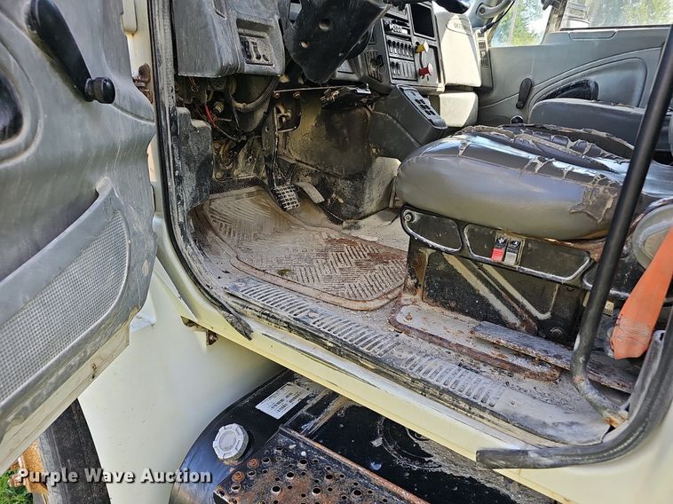 image for item EJ5828 2005 International  4400 dump truck