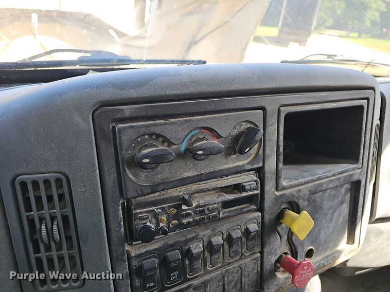 image for item EJ5828 2005 International  4400 dump truck