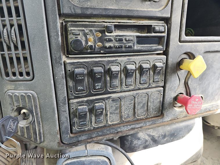 image for item EJ5828 2005 International  4400 dump truck