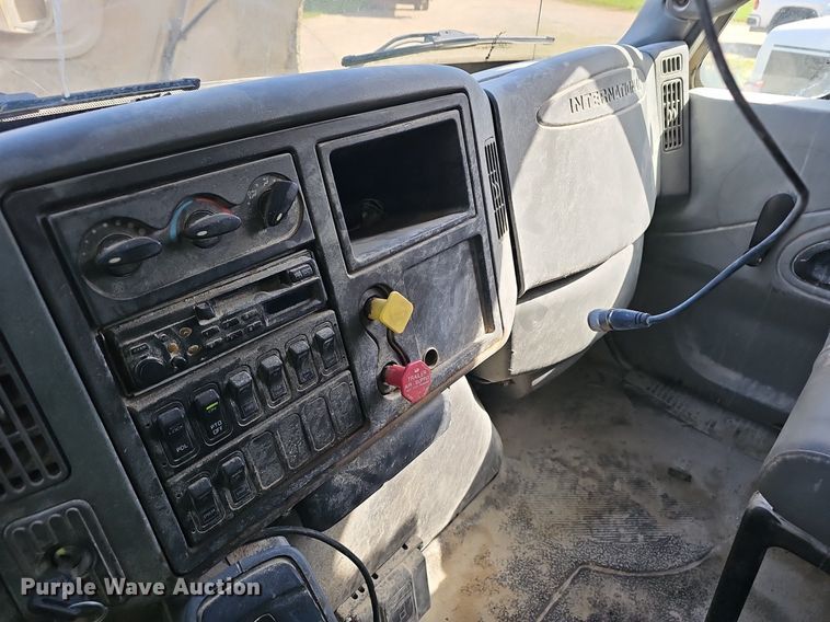 image for item EJ5828 2005 International  4400 dump truck