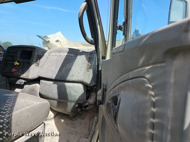 image for item EJ5828 2005 International  4400 dump truck