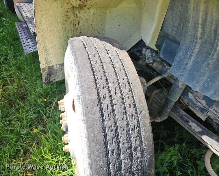 image for item EJ5828 2005 International  4400 dump truck