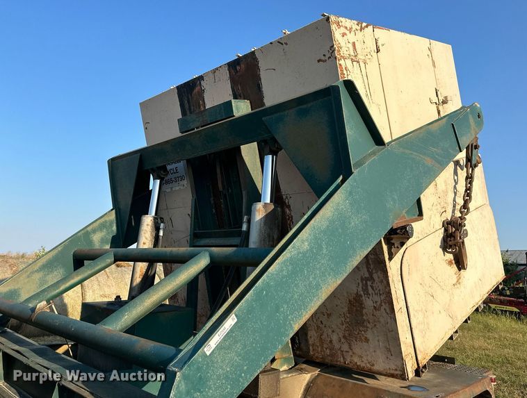 image for item EJ7245 1999 GMC C6500 refuse truck