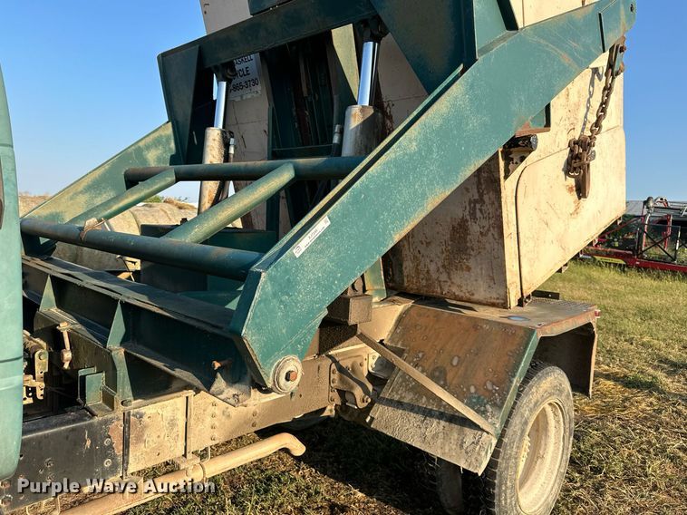 image for item EJ7245 1999 GMC C6500 refuse truck