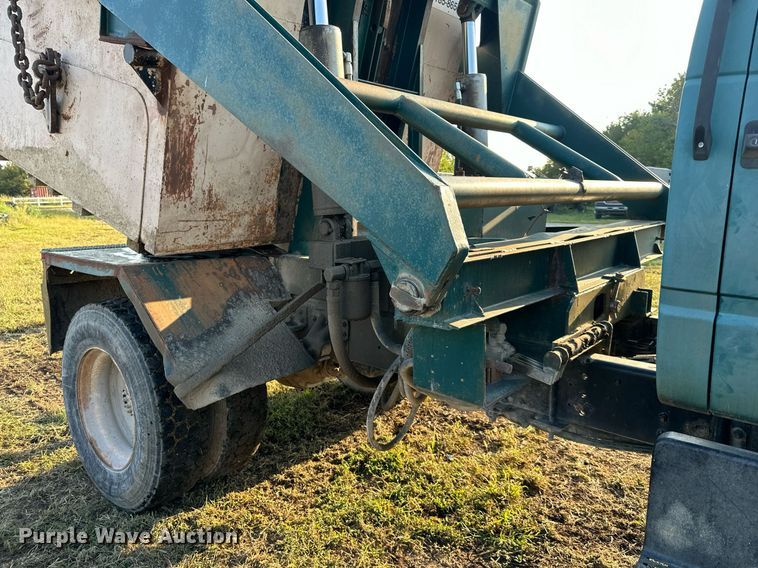 image for item EJ7245 1999 GMC C6500 refuse truck