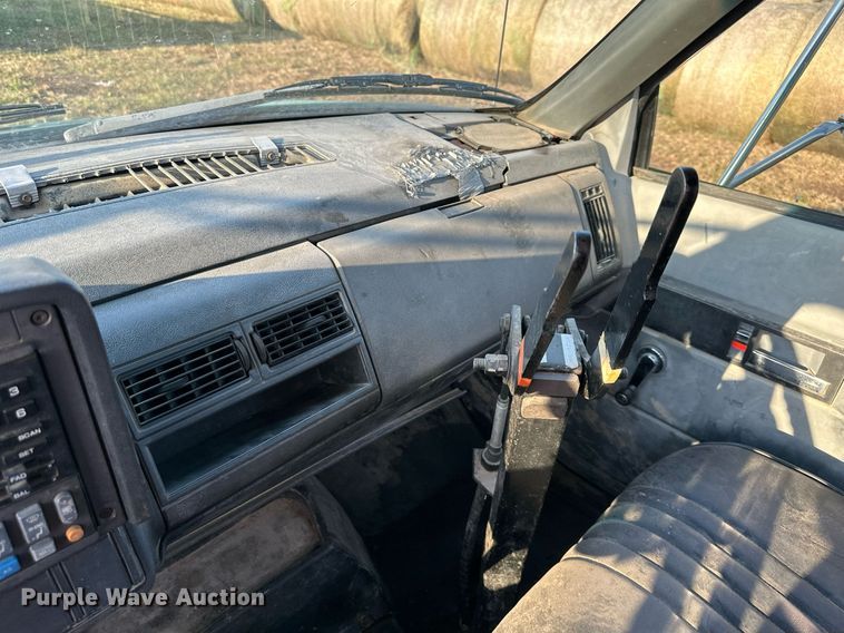 image for item EJ7245 1999 GMC C6500 refuse truck