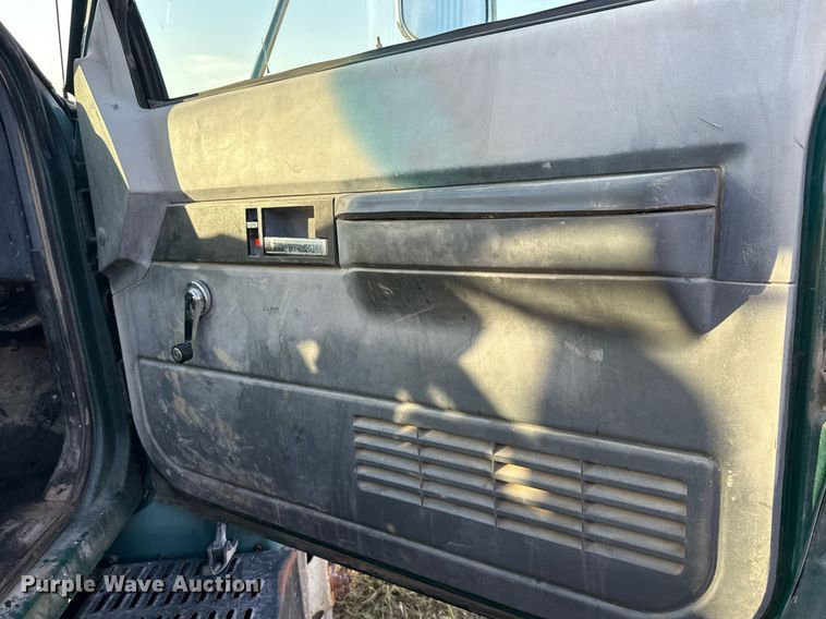 image for item EJ7245 1999 GMC C6500 refuse truck