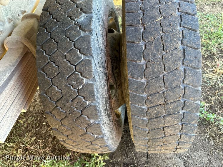 image for item EJ7246 1992 GMC  Topkick C6500 rollback truck